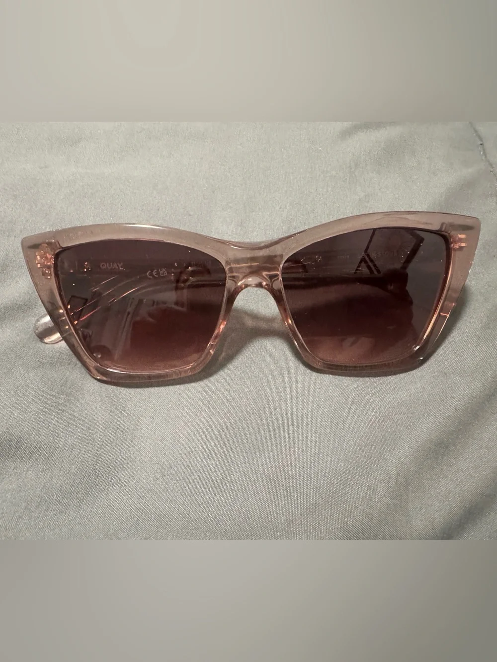 NWT Quay SET IN STONE Cat-Eye Sunglasses DOE frame Pink lens